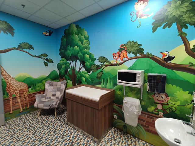 Toaleta s&nbsp;mikrovlnkou a&nbsp;přebalovacím pultem